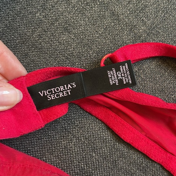 VS Red Lace Push-up Bra - Picture 3 of 3
